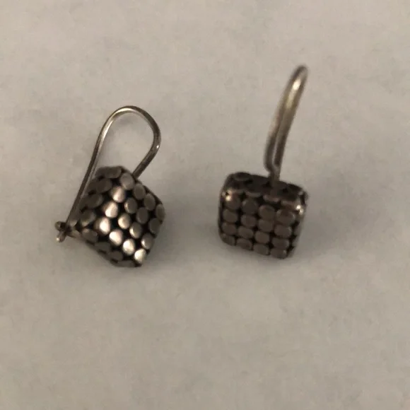 Dotted squares circle motif drop earrings - Picture 4 of 9